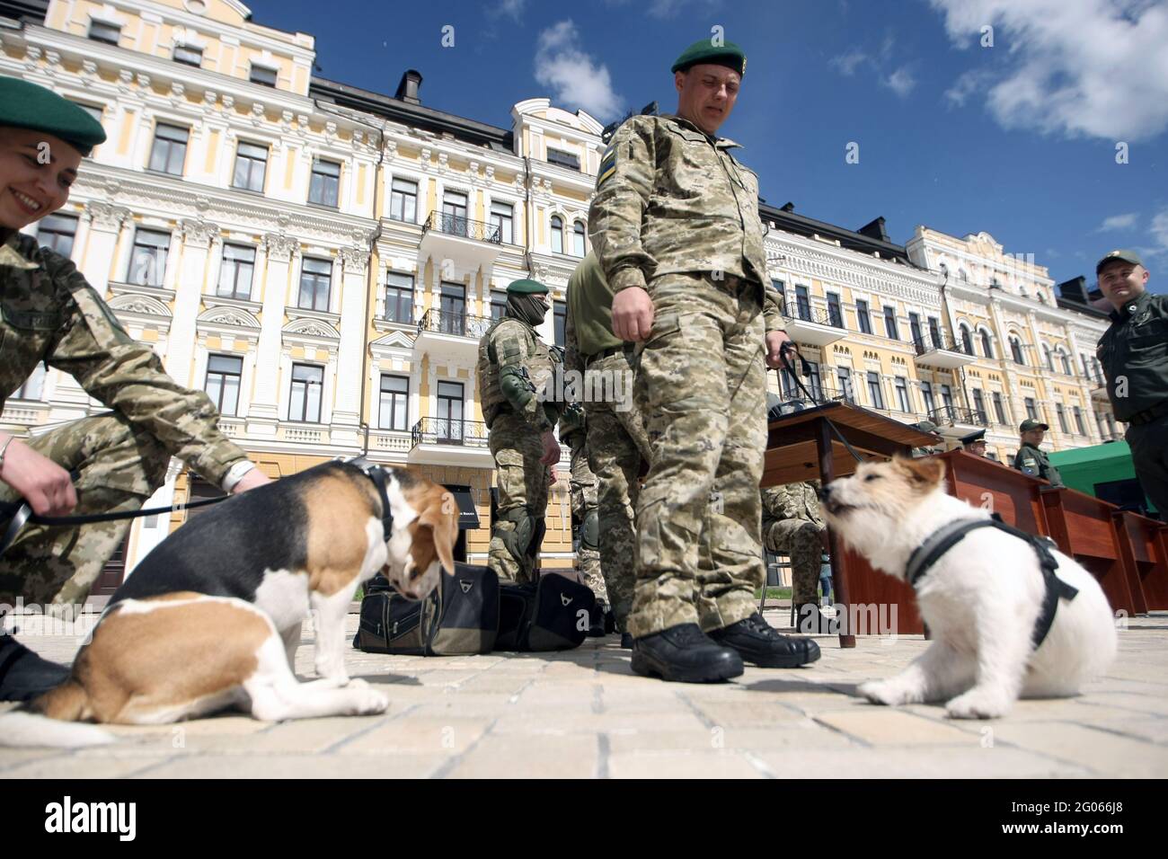 KIEV, UCRAINA - 1 GIUGNO 2021 - ufficiali della Guardia Nazionale e cani da servizio visitano la celebrazione della Giornata Internazionale dei Bambini in Piazza Sofiska, Kiev, Foto Stock
