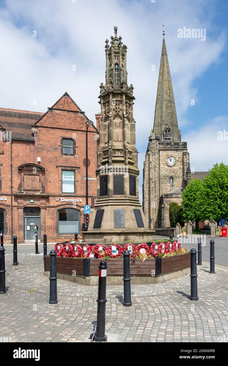 War Memorial e St Mary the Virgin Church, Market Place, Uttoxeter, Staffordshire, Inghilterra, Regno Unito Foto Stock