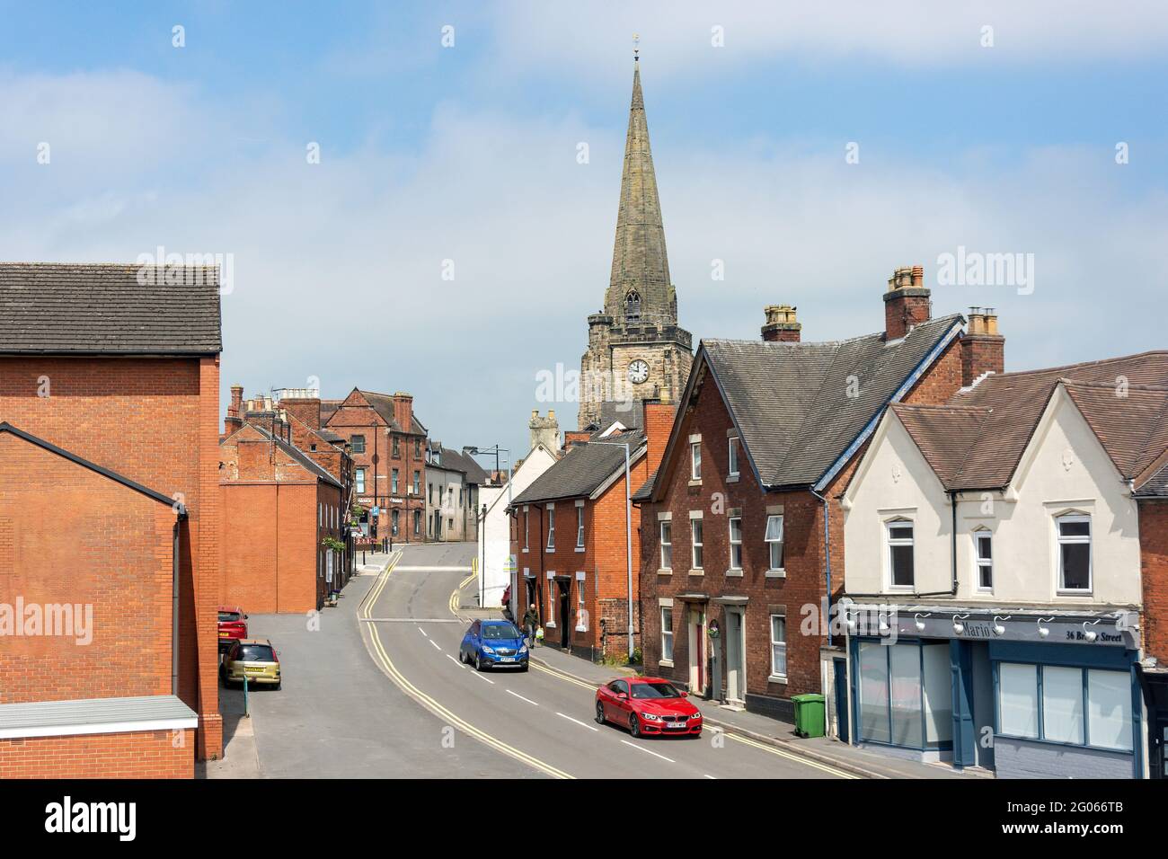 Città vecchia che mostra St Mary's Church, Bridge Street, Uttoxeter, Staffordshire, Inghilterra, Regno Unito Foto Stock