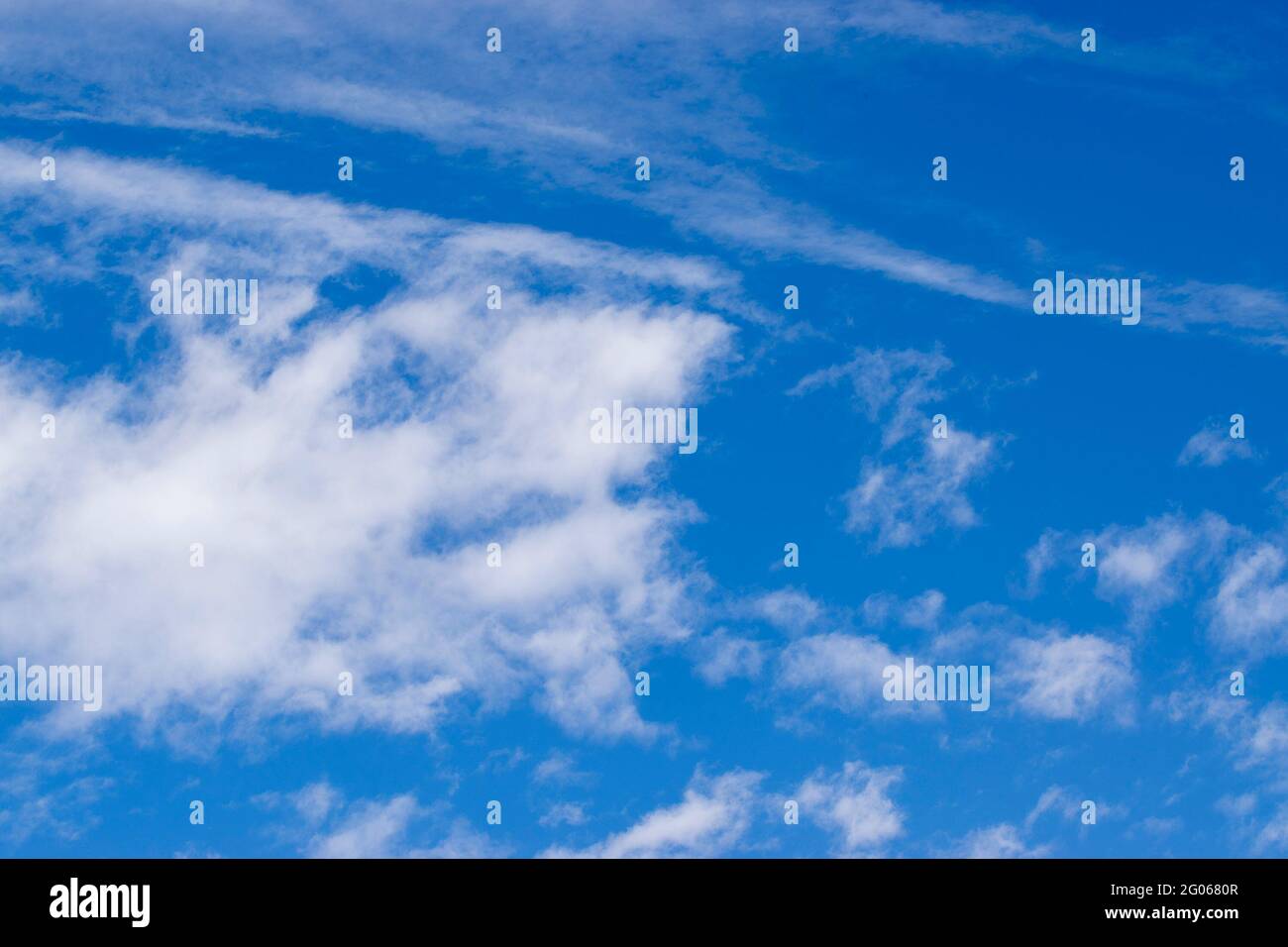 Cielo blu con nuvole bianche, immagine di riserva, Kolkata, Calcuatta, Bengala Occidentale, India, immagine stock di sfondo. Foto Stock
