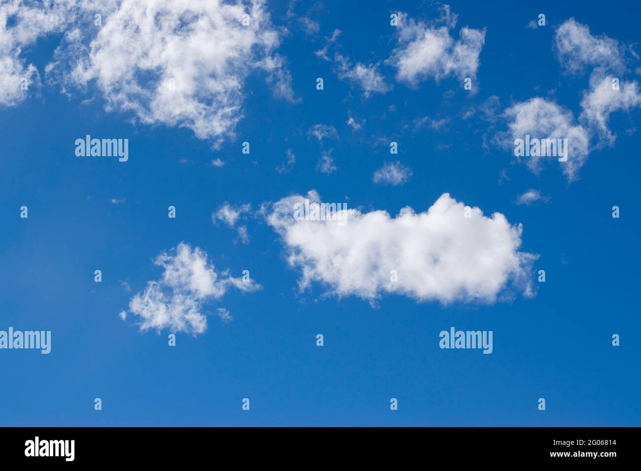 Cielo blu con nuvole bianche, immagine di riserva, Kolkata, Calcuatta, Bengala Occidentale, India, immagine stock di sfondo. Foto Stock