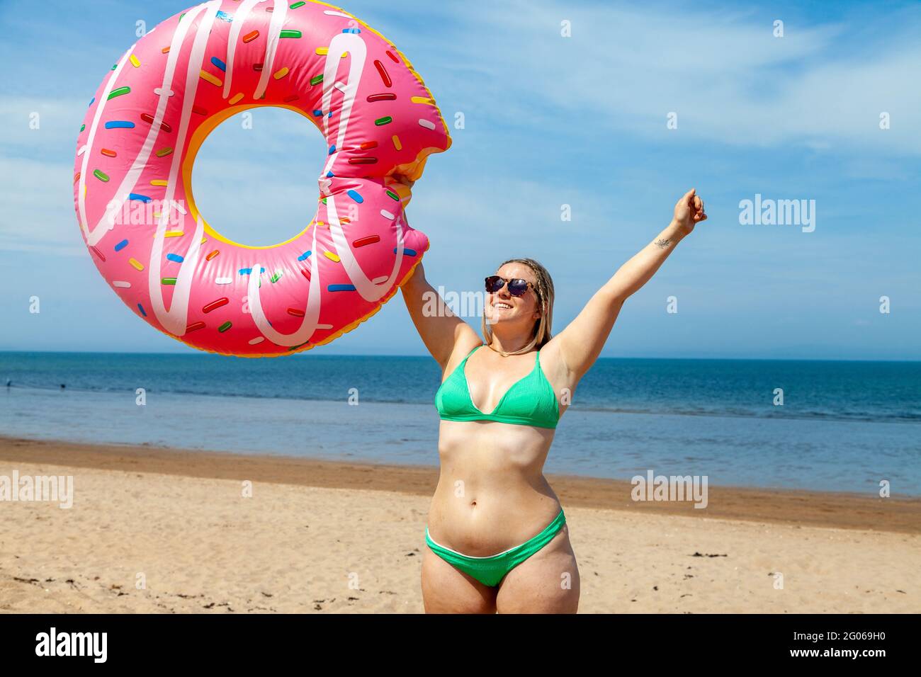 Gullane Beach, East Lothian, Scozia. 01 giugno 2021. Ellie, 20, uno studente di Edimburgo che si gode l'onda di calore in Scozia a Gullane Beach. © Richard Newton / Alamy Live News Foto Stock