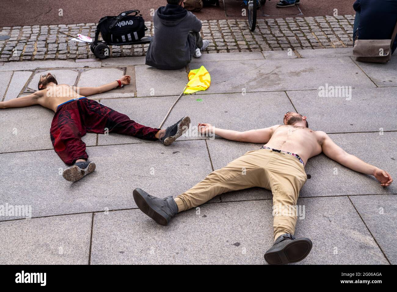 LONDRA, Regno Unito – i dimostranti della ribellione estinzione si sono posati sul marciapiede durante una pacifica protesta contro il cambiamento climatico a Buckingham Palace Foto Stock