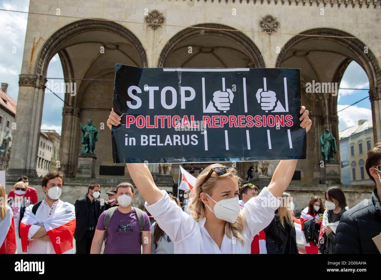 Demonstantin fordert einen ' Stopp der politischen Repressionen in Bielorussia '. Am 29. Mai 2021 versammelten sich in München zahlreiche Mitglieder der belarussichen Gemeinschaft, um gegen den Belarusichen Präsidenten Alexander Lukaschenko und für die Freilassung von Roman Pratassewitsch zu demonstrieren. * Firma Reading: ' fermare le repressioni politiche in Bielorussia '. Il 29 maggio 2021 membri della comunità belarussiana hanno manifestato contro il presidente della Bielorussia Alexander Gorgoryevich Lukashenko e per la liberazione del blogger e attivista romano Protasevich a Monaco, Germania. (Foto di Foto Stock