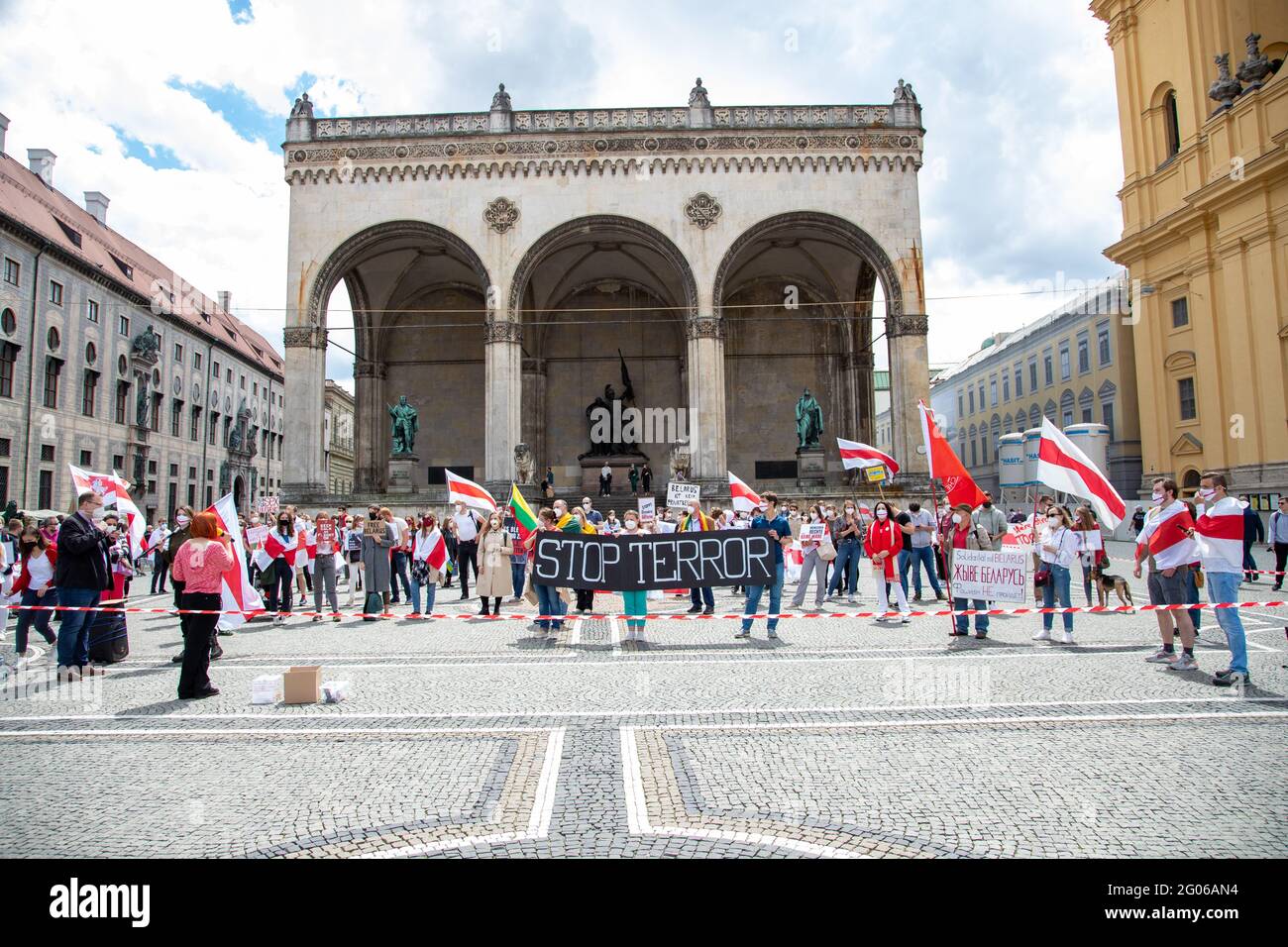 Am 29. Mai 2021 versammelten sich in München zahlreiche Mitglieder der belarussichen Gemeinschaft, um gegen den Belarusichen Präsidenten Alexander Lukaschenko und für die Freilassung von Roman Pratassewitsch zu demonstrieren. * il 29 maggio 2021 membri della comunità belarussiana hanno manifestato contro il presidente della Bielorussia Alexander Gorgoryevich Lukashenko e per la liberazione del blogger e attivista romano Protasevich a Monaco, Germania. (Foto di Alexander Pohl/Sipa USA) Credit: Sipa USA/Alamy Live News Foto Stock