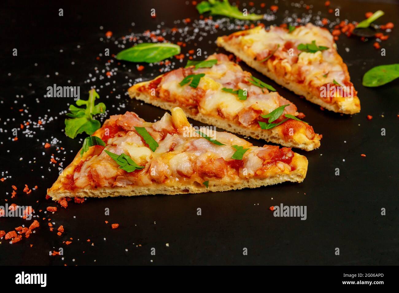 Pizza fatta in casa con salsa di pomodoro, prosciutto, ananas e mozzarella . Foto Stock