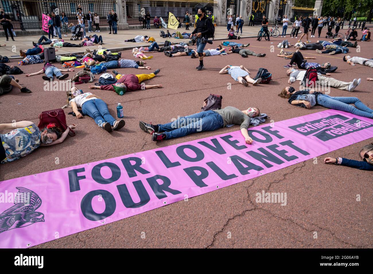 LONDRA, Regno Unito – i dimostranti della ribellione estinzione si sono posati sul marciapiede durante una pacifica protesta contro il cambiamento climatico a Buckingham Palace Foto Stock
