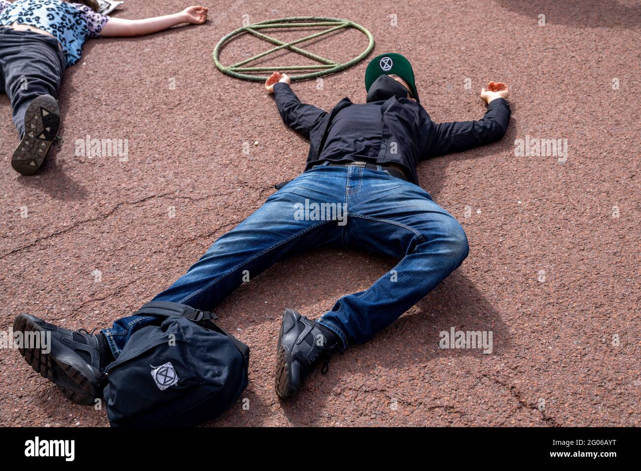 LONDRA, Regno Unito – i dimostranti della ribellione estinzione si sono posati sul marciapiede durante una pacifica protesta contro il cambiamento climatico a Buckingham Palace Foto Stock