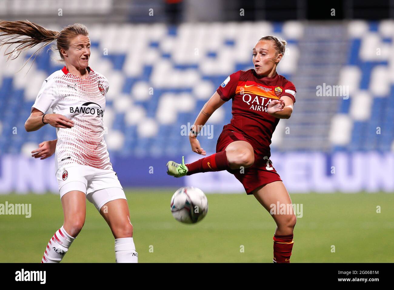 Reggio Emilia, Italia. 30 maggio 2021. Italia, Reggio Emilia, maggio 30 2021: Giada Greggi (centrocampista Roma) controllo della palla nella seconda metà durante la partita di calcio AC MILAN vs AS ROMA, Final Women Coppa Italia, Mapei Stadium (Photo by Fabrizio Andrea Bertani/Pacific Press/Sipa USA) Credit: Sipa USA/Alamy Live News Foto Stock