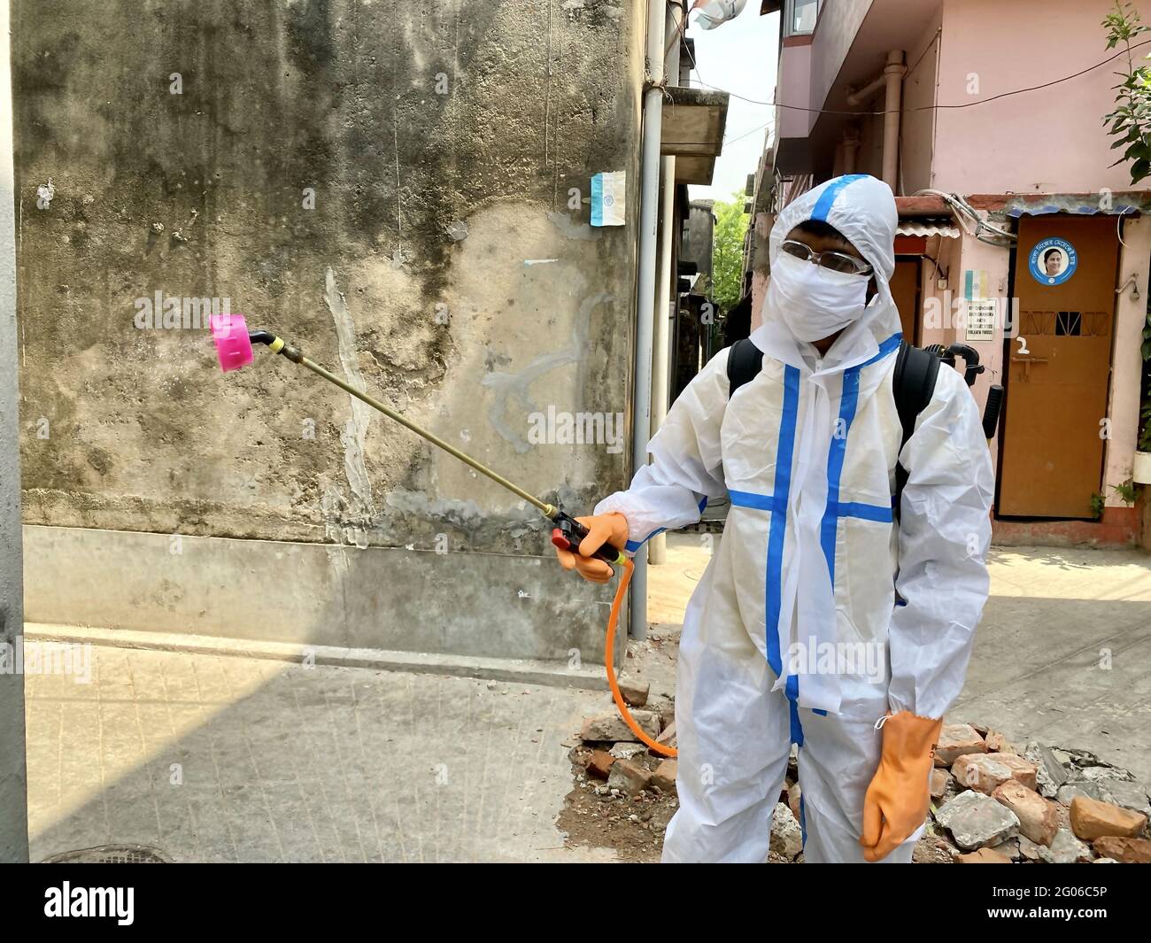 Operatore sanitario che indossa un dispositivo di protezione personale Foto Stock