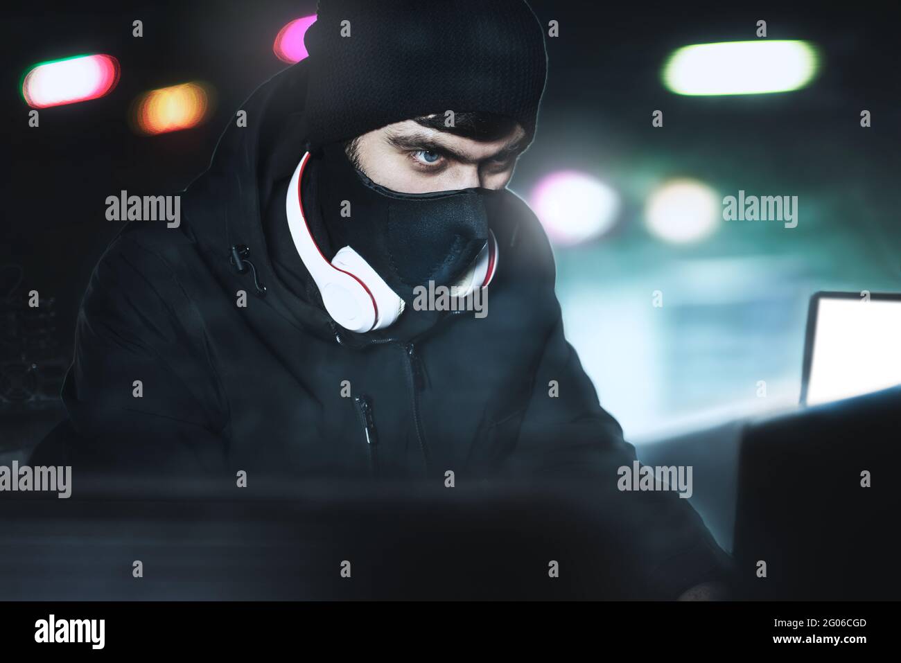 Arrabbiato Computer Hacker Weared Balaclava Rubare Dati Via Pc Dal Suo Sotterraneo Hideoutin Di Fronte A Sfondo Nero E Luce Blu Chiudi Ritratto H Foto Stock Alamy