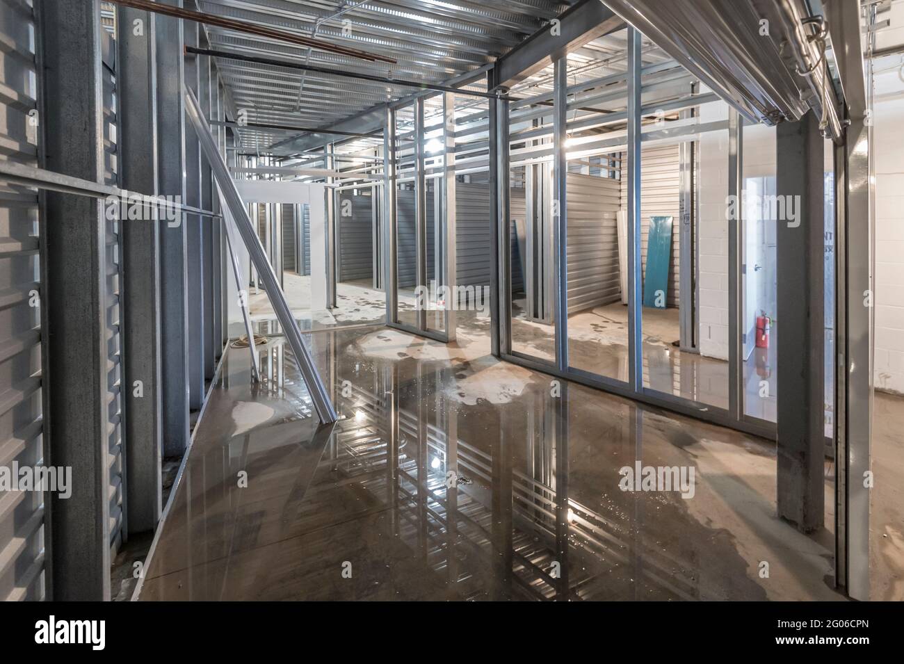 Interni di proprietà commerciale in costruzione con borchie metalliche, Philadelphia Pennsylvania USA Foto Stock