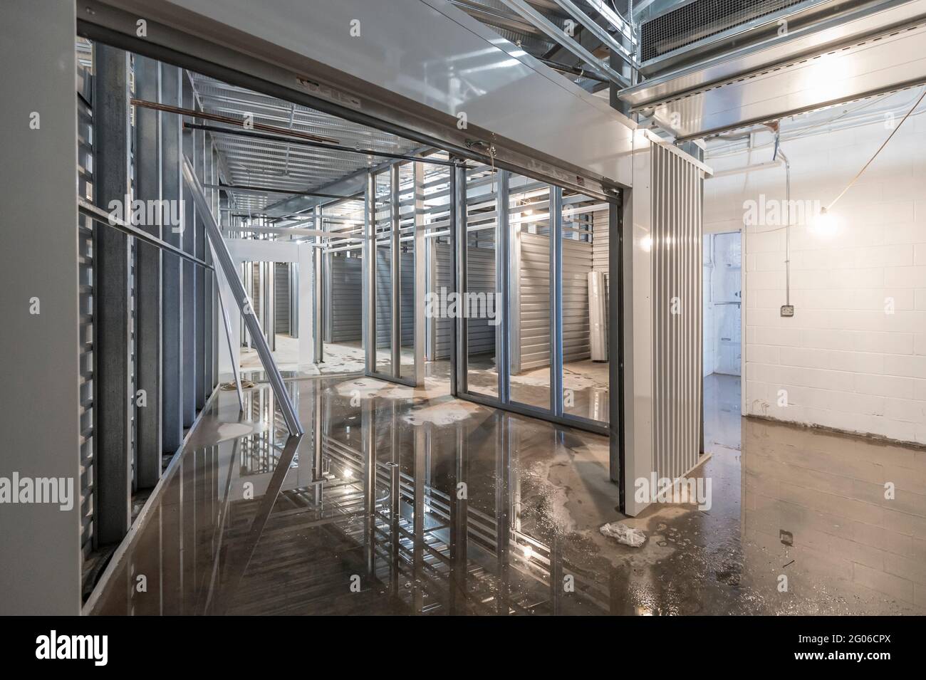 Interni di proprietà commerciale in costruzione con borchie metalliche, Philadelphia Pennsylvania USA Foto Stock