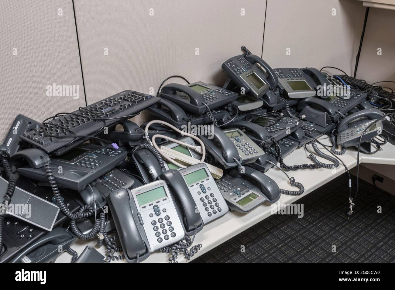 Pila di telefoni datati per ufficio Foto Stock
