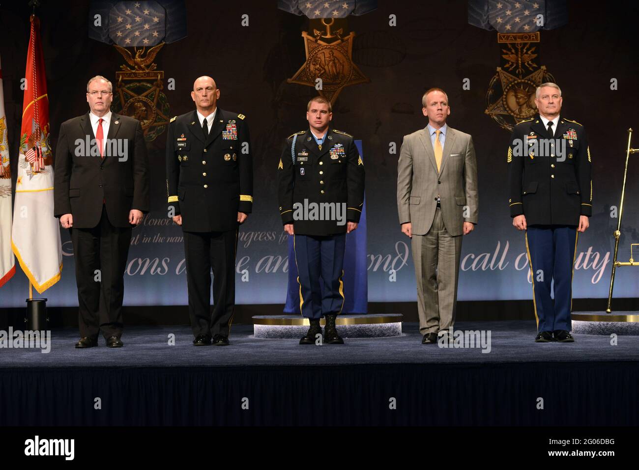 Reportage: Ex Army Sgt. Kyle J. White è inserito nella Pentagono Hall of Heroes, 14 maggio 2014, un giorno dopo aver ricevuto la Medaglia d'onore dal presidente Barack Obama per le sue azioni in Afghanistan quasi sette anni fa. Nella foto sono, da sinistra a destra, il Vice Segretario della Difesa Robert O. Work, Capo di Stato maggiore dell'Esercito Gen. Ray odierno, Bianco, sotto Segretario dell'Esercito Brad R. Carson, e Sgt. Maja. Dell'esercito Raymond F. Chandler III. Foto Stock