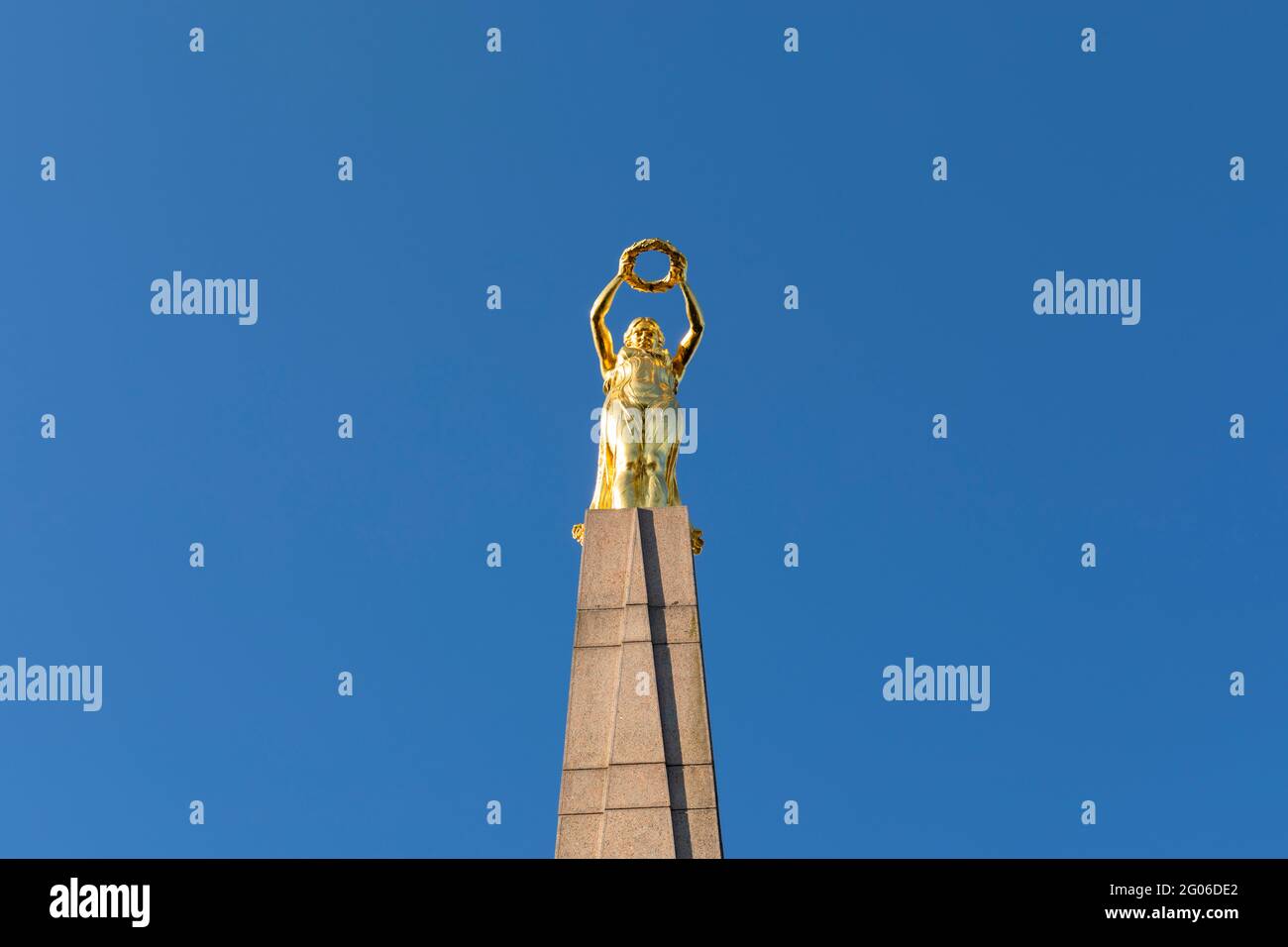 Europa, Lussemburgo, Lussemburgo, Città del Lussemburgo, Gëlle fra (Madonna d'oro) in cima al Monumento della memoria (Monument du souvenir) Foto Stock