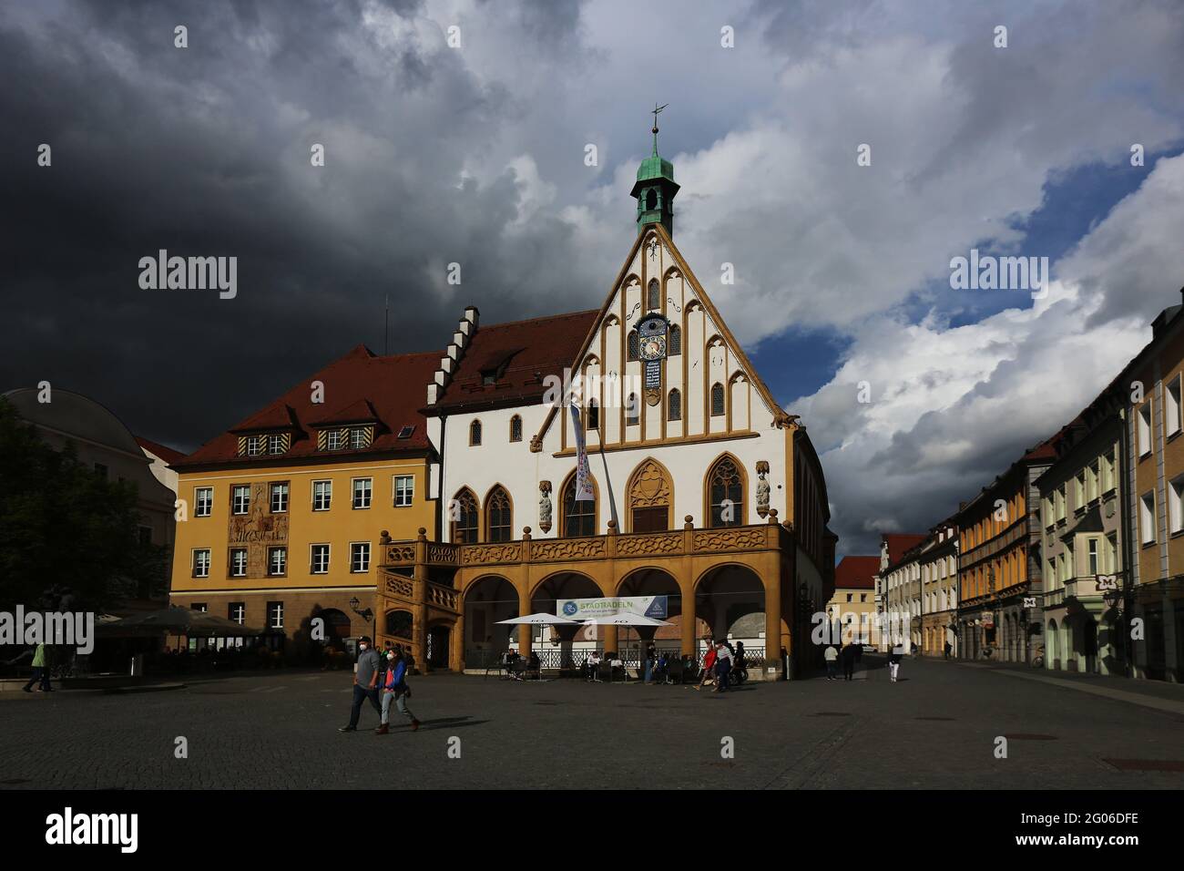 Amberg, Bayerm.Oberpfalz Ein Spaziergang durch das mittelalterliche Zentrum Ambergs mit Rathaus verzaubert sowohl Kulturliebhaber als Shoppingfreund Foto Stock