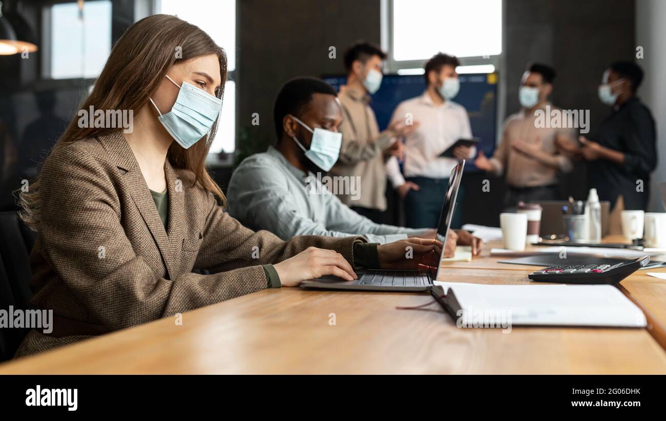 Colleghi che si riunano in sala riunioni, che lavorano a un progetto Foto Stock