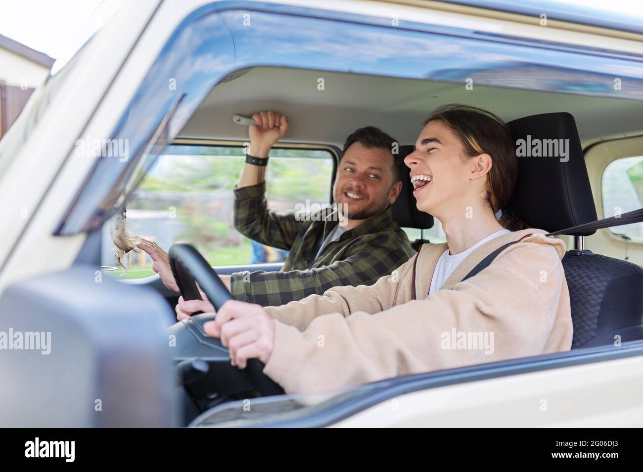 Il Figlio Può Guidare L Auto Del Padre Padre che insegna al figlio a guidare la macchina immagini e fotografie