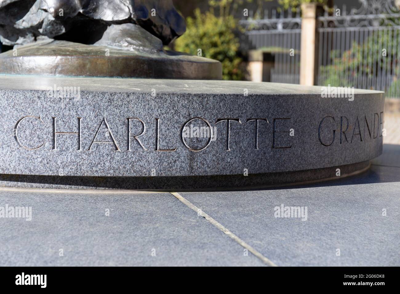 Europa, Lussemburgo, Lussemburgo, Monumento alla Granduchessa Charlotte (dettaglio dell'iscrizione sulla base) Foto Stock