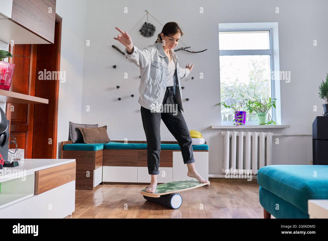 Donna di mezza età su bordo di equilibrio di idoneità Foto Stock