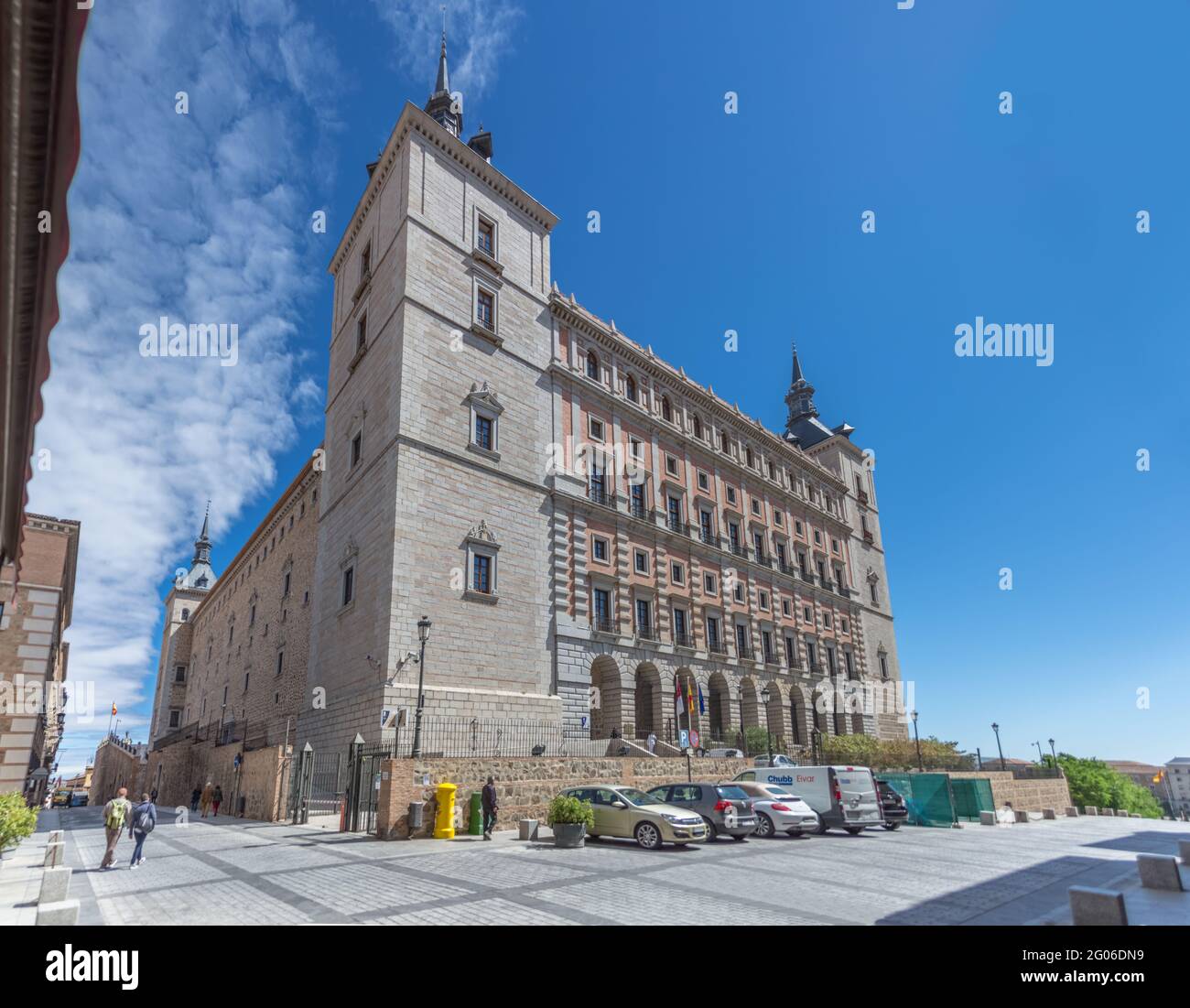 Toledo / Spagna - 05 12 2021: Vista maestosa sull'edificio militare della facciata principale della Alcázar di Toledo Foto Stock