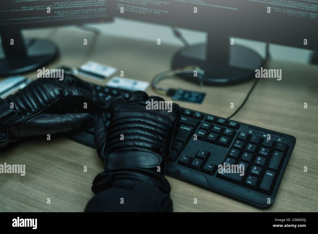 Ripresa dal back to Hacker l'inserimento nei server di dati aziendali dal suo Hideout sotterraneo. Primo piano Foto Stock