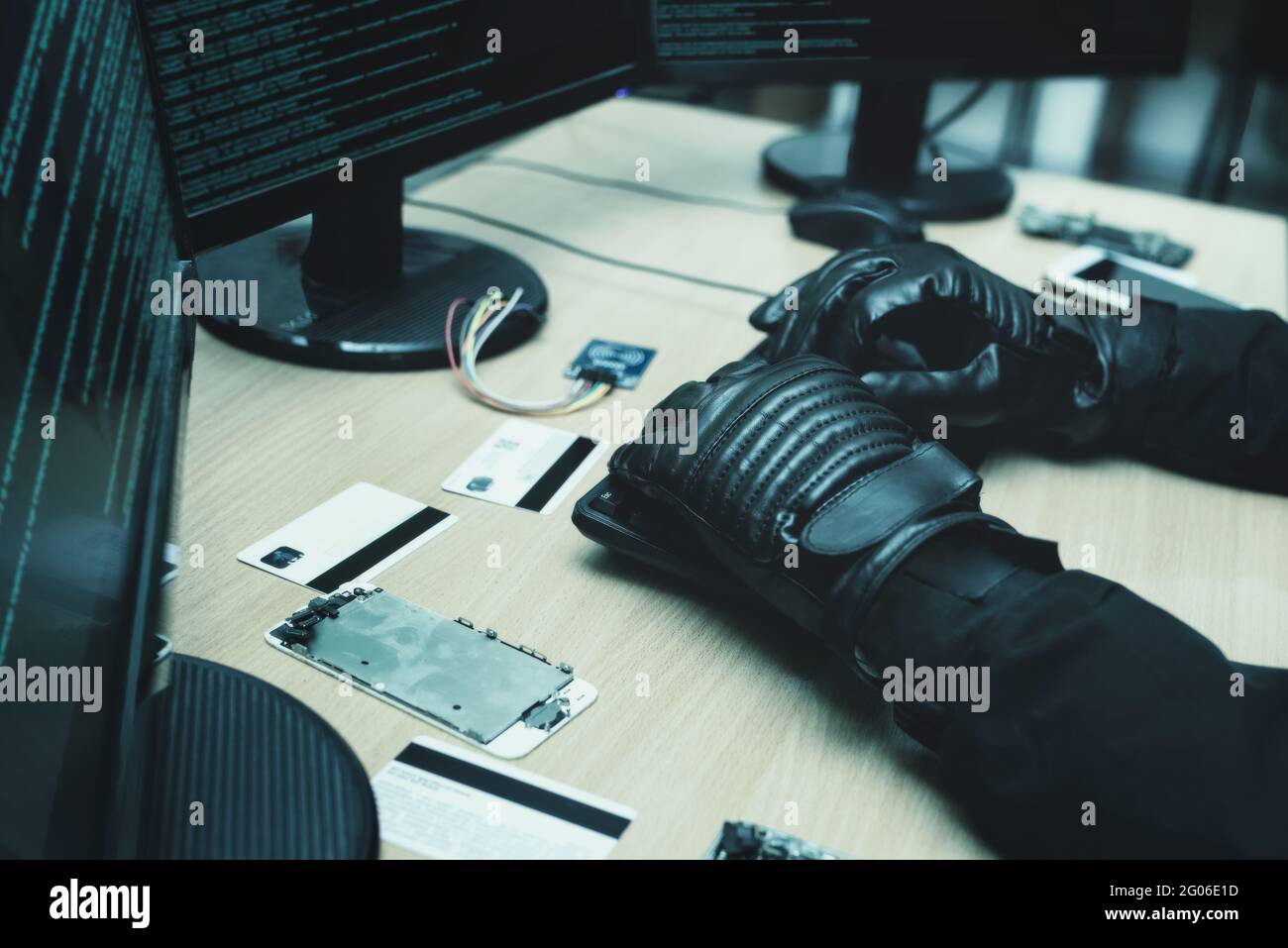 Ripresa dal back to Hacker l'inserimento nei server di dati aziendali dal suo Hideout sotterraneo. Primo piano Foto Stock