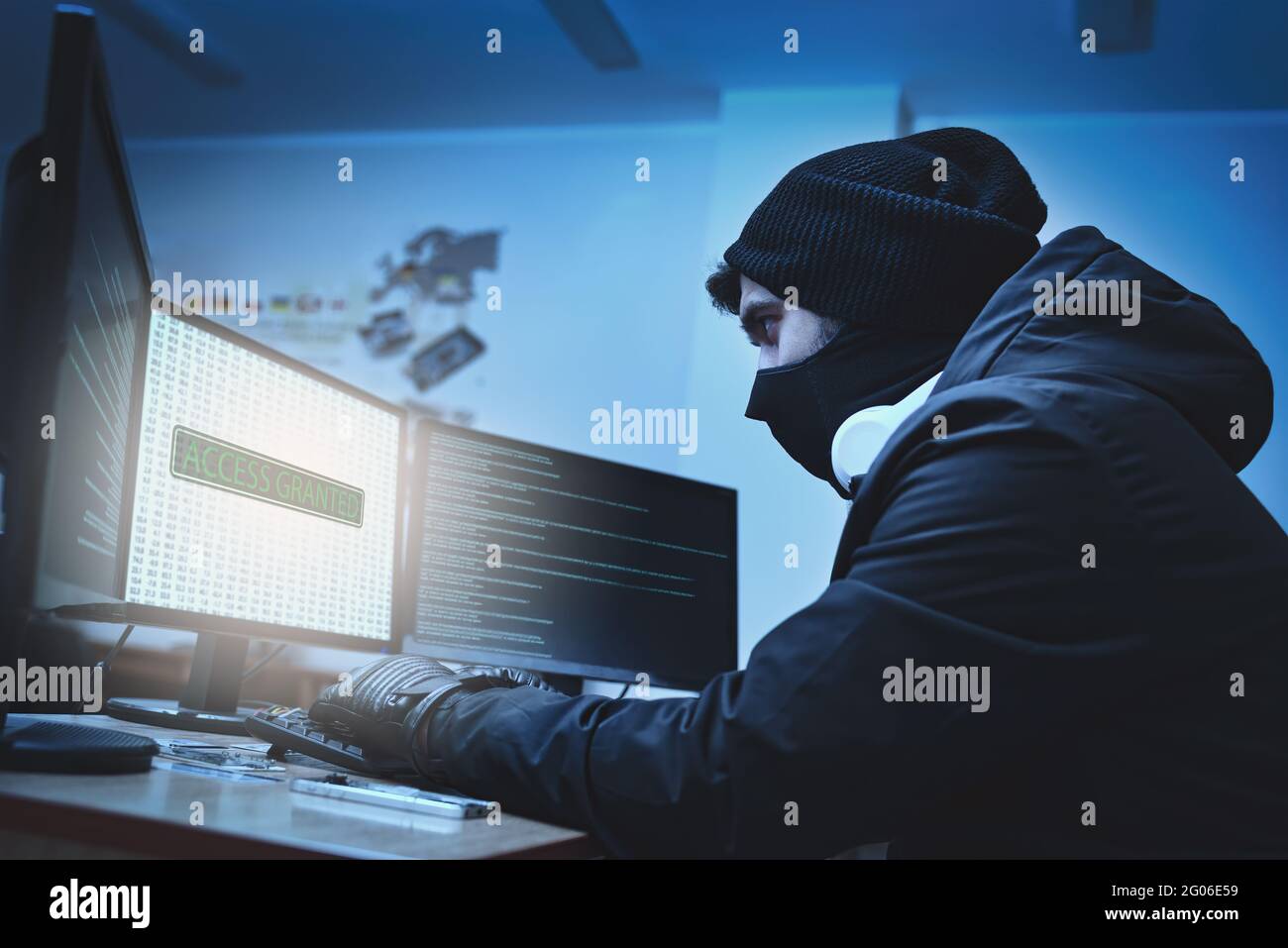 Vista laterale di un pirata informatico che si trasforma in server di dati aziendali dal suo nascondiglio sotterraneo. Foto Stock