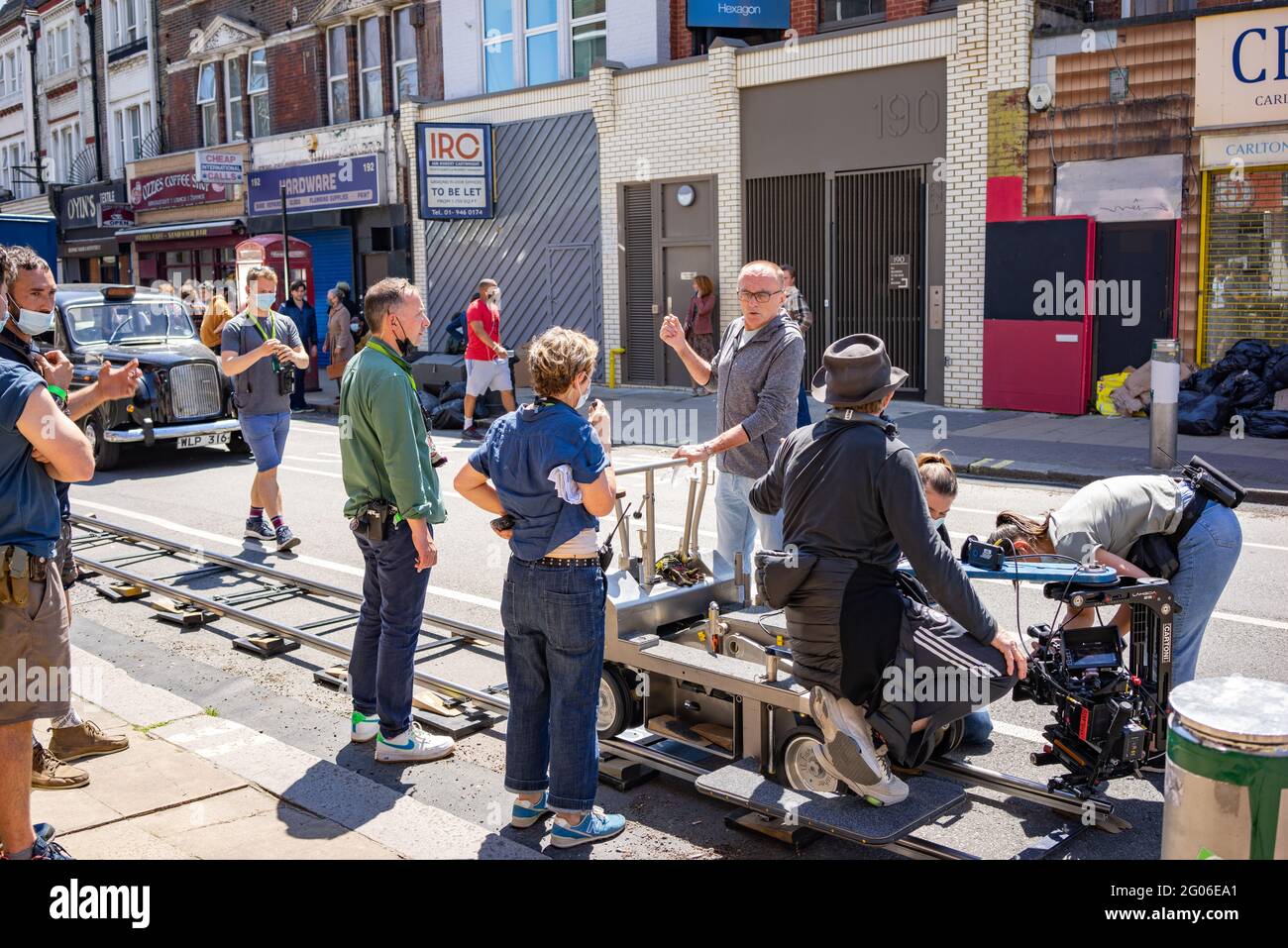 L'equipaggio di film in via Peckham Rye nel sud di Londra filmando Con il regista Danny Boyle 2021 Foto Stock