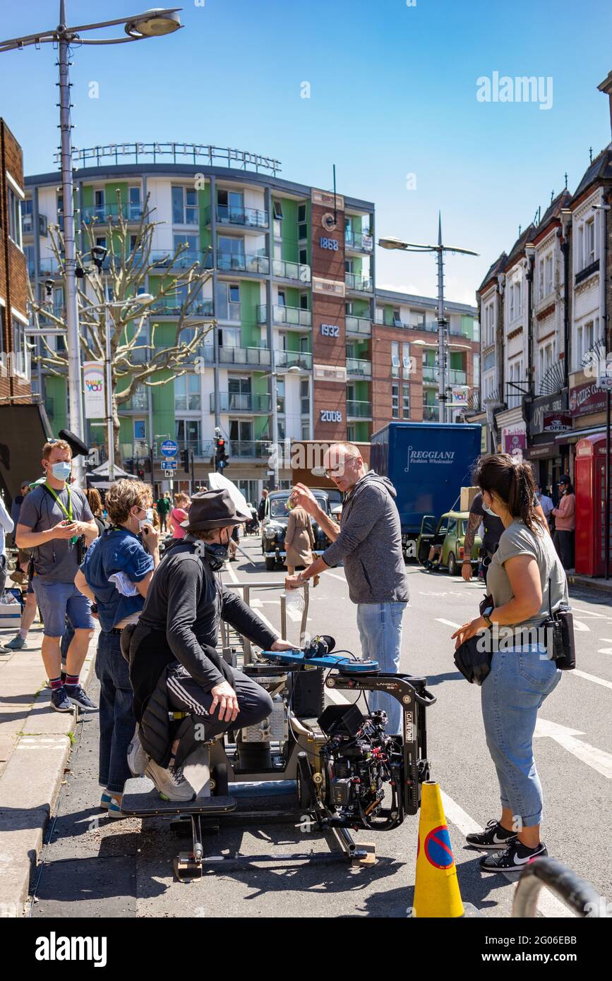 L'equipaggio di film in via Peckham Rye nel sud di Londra filmando Con il regista Danny Boyle 2021 Foto Stock
