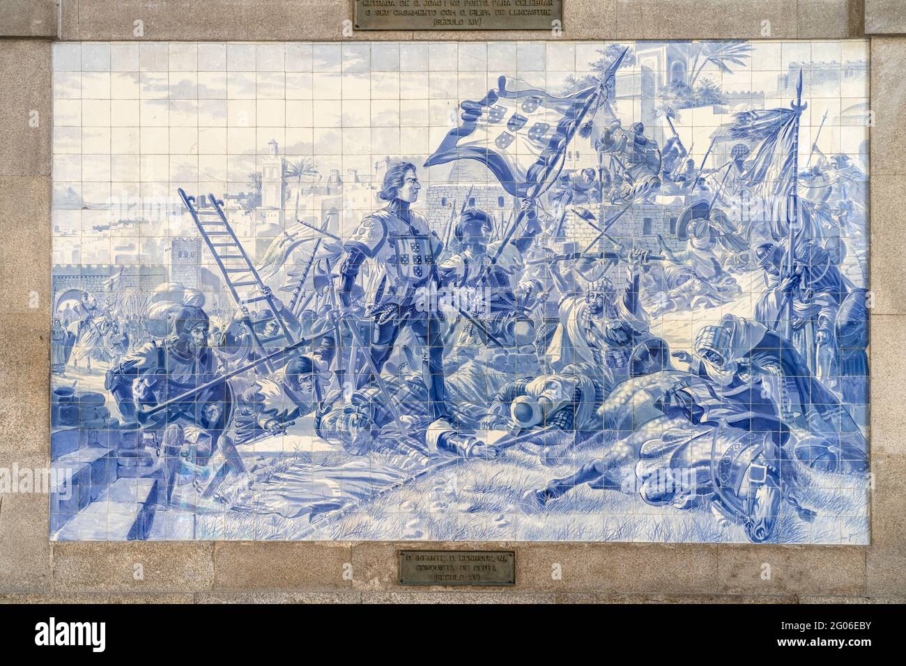 Henrique bei der Eroberung Ceutas im Jahr 1415 in der Vorhalle des Bahnhof São Bento in Porto, Portogallo, Europa | Azulejo raffiguration Foto Stock