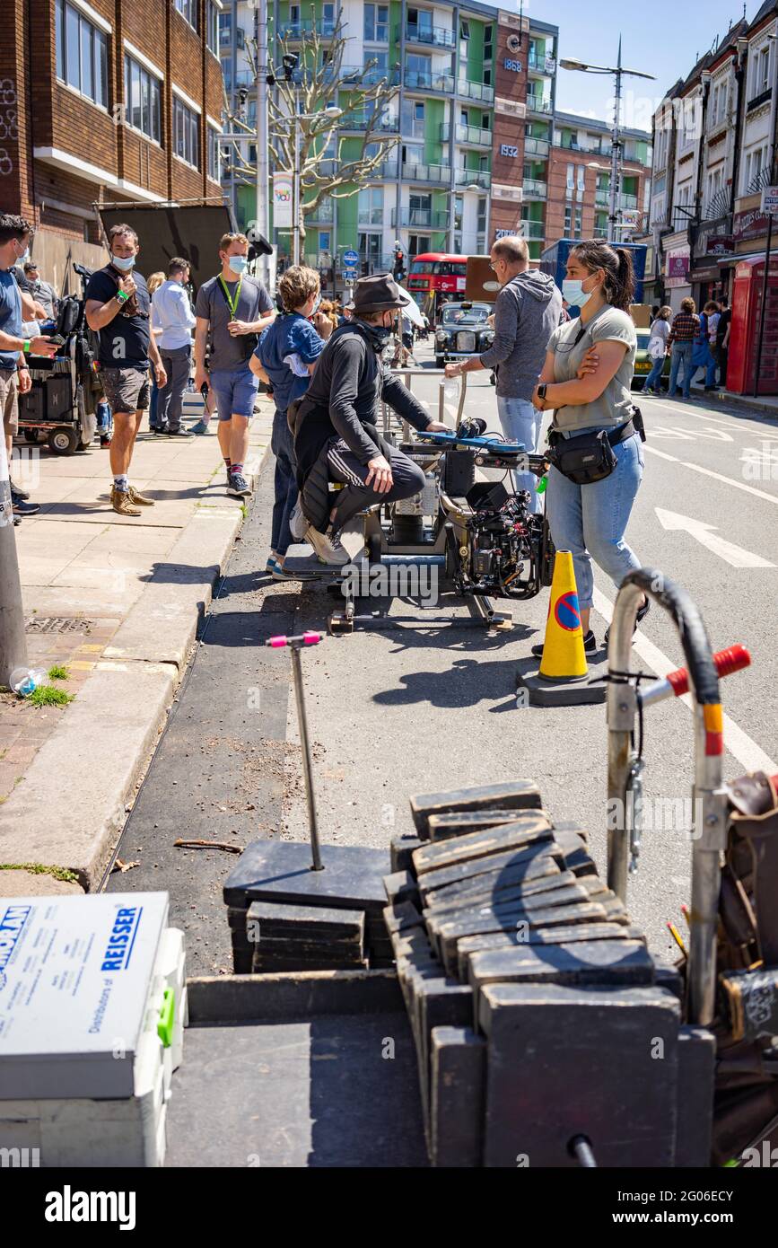 L'equipaggio di film in via Peckham Rye nel sud di Londra filmando Con il regista Danny Boyle 2021 Foto Stock