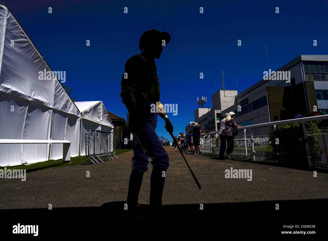 Jockey Ryan Tate lascia la sala di pesatura davanti al jokeys Fund Handicap feriti all'ippodromo di Brighton. Data immagine: Martedì 1 giugno 2021. Foto Stock