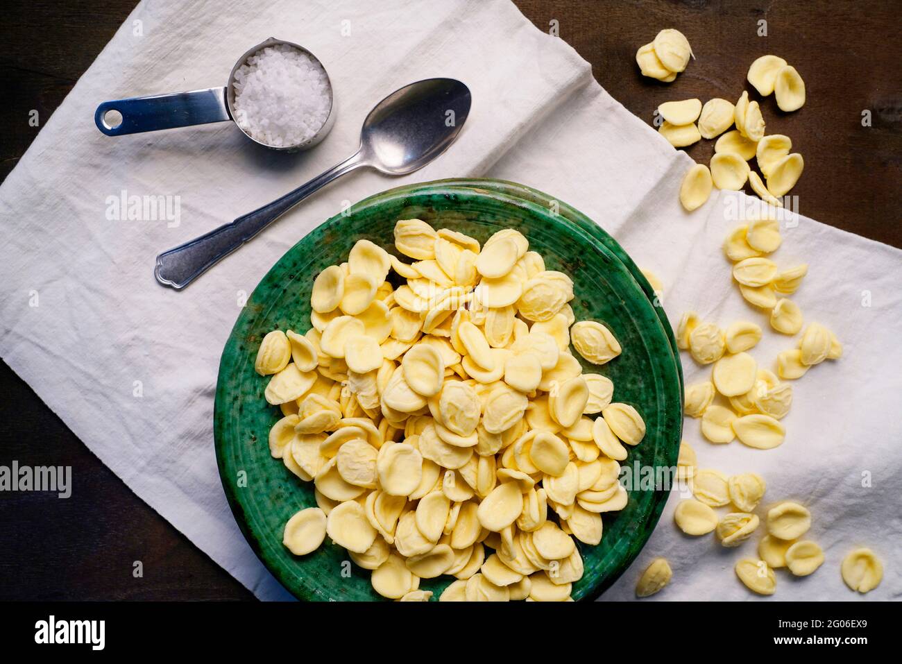 Orecchiette Pugliesi, pasta fresca di cucina pugliese, Puglia, Italia, Europa Foto Stock