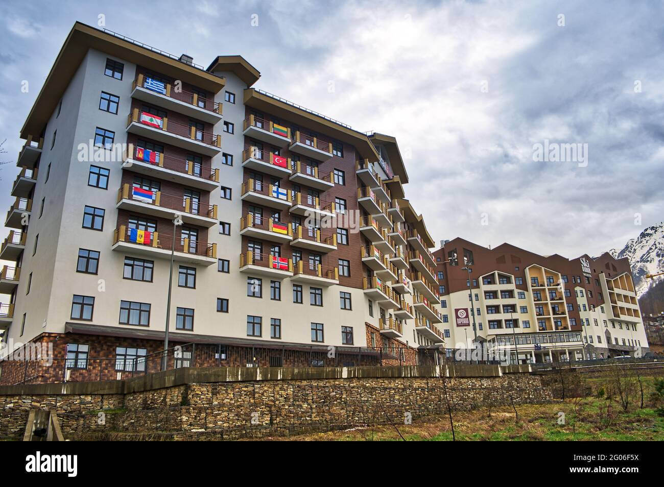 Sochi Olympic Village Russia 29.04.2021 edifici tipo hotel per l'alloggio di atleti nazionali. Ora alberghi turistici. Foto Stock