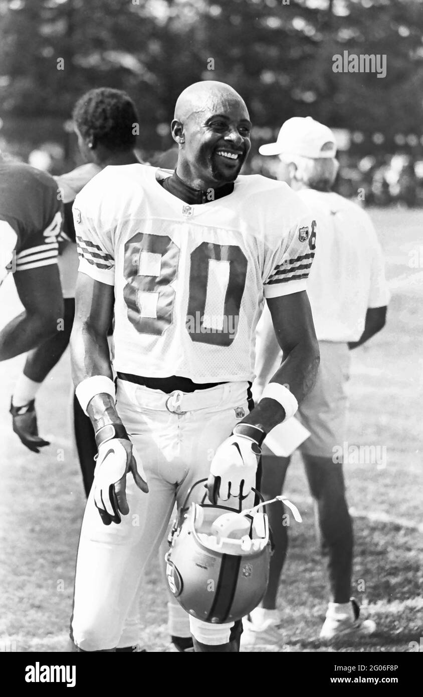 ROSEVILLE, STATI UNITI - 02 agosto 1988: Jerry Rice prendere una pausa per parlare con la stampa in un campo di allenamento a Roseville, California nel 1988. Foto Stock