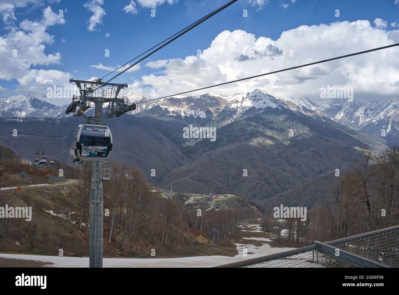 Rosa Khutor Sochi Russia 29.04.2021 luogo turistico, cabina di funivia, per il sollevamento di atleti e turisti in cima alla montagna. Foto Stock