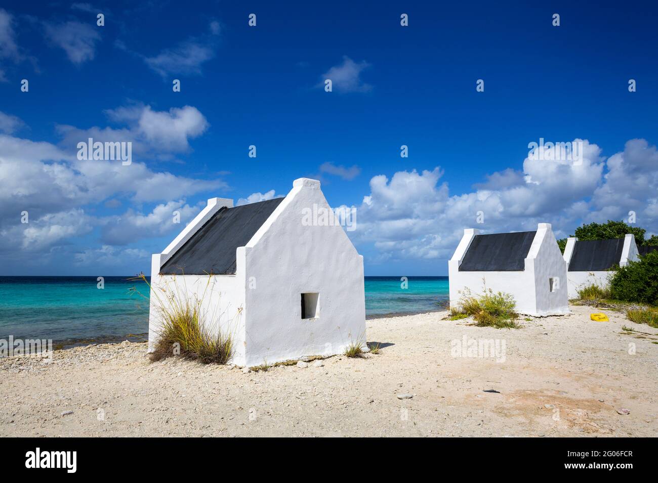 Wite ex vecchie case schiavi, Bonaire, Caraibi olandesi. Foto Stock