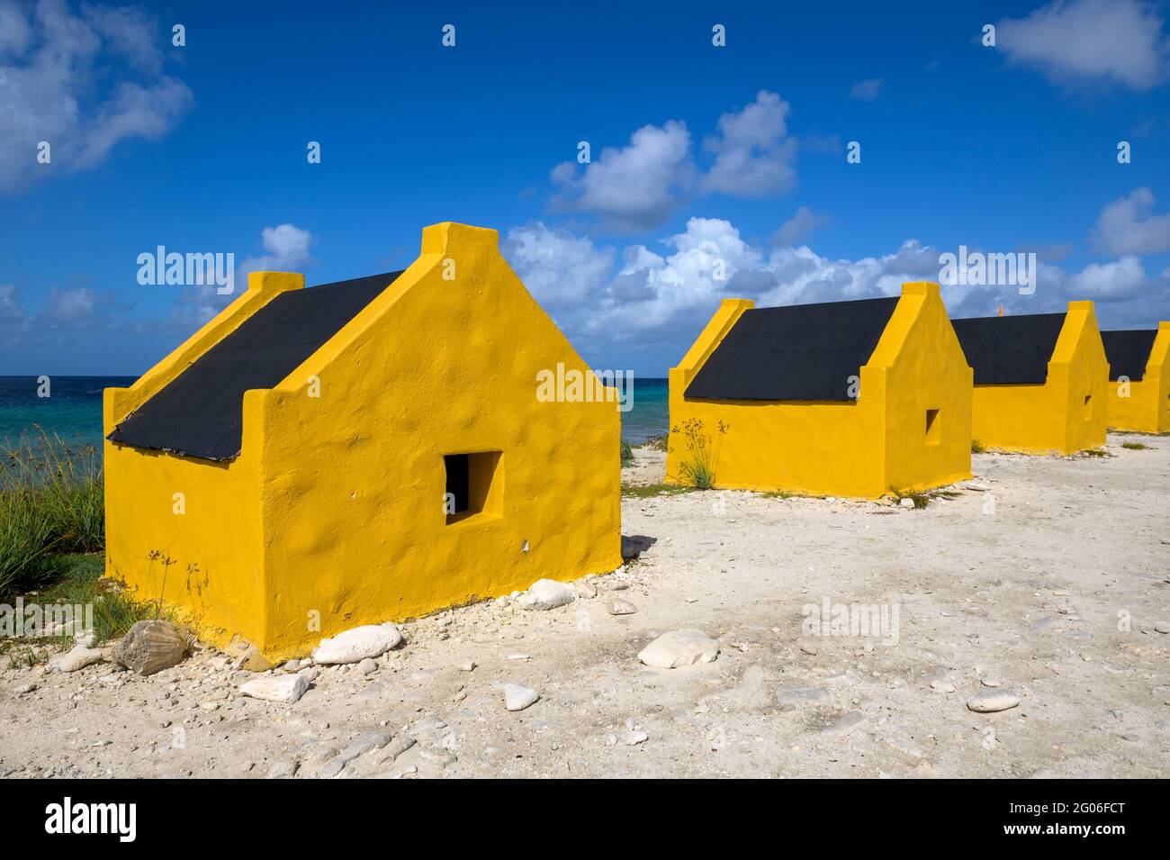 Giallo ex vecchie case schiavi, Bonaire, Caraibi olandesi. Foto Stock