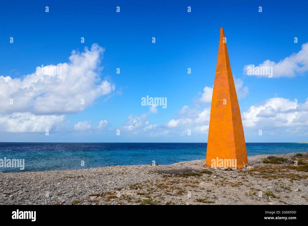 L'obelisco giallo è un punto di riferimento per le navi che raccolgono il sale nella saliniera gialla, Bonaire, Caraibi olandesi. Foto Stock