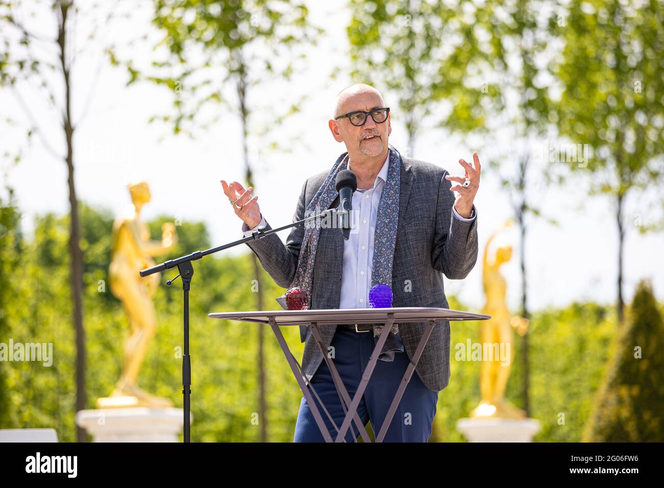 Hannover, Germania. 01 Giugno 2021. Ronald Clark, direttore dei giardini di Herrenhausen, parla a una conferenza stampa nel Garden Theatre dei giardini di Herrenhausen. La sede è stata ristrutturata negli ultimi mesi. Credit: Moritz Frankenberg/dpa/Alamy Live News Foto Stock