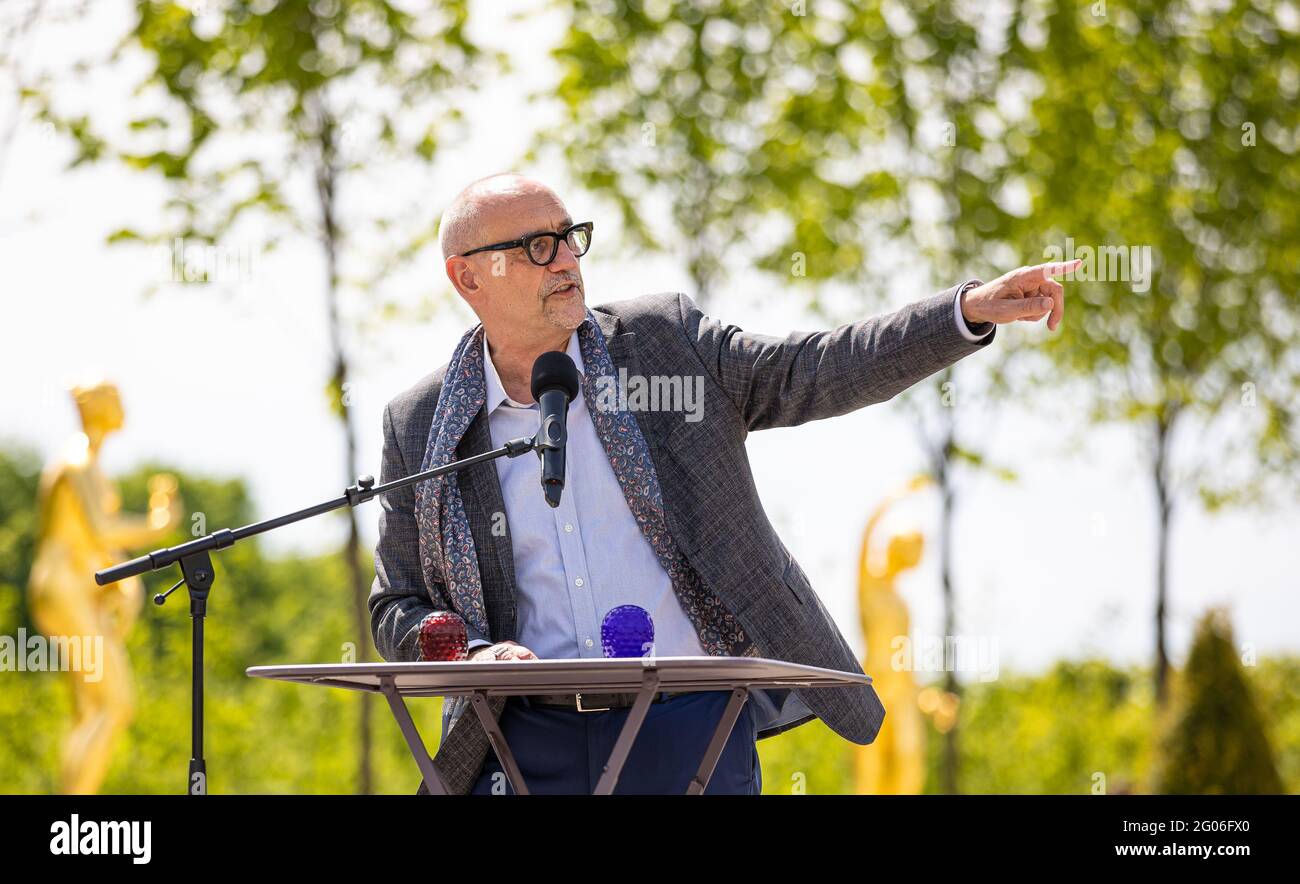 Hannover, Germania. 01 Giugno 2021. Ronald Clark, direttore dei giardini di Herrenhausen, parla a una conferenza stampa nel Garden Theatre dei giardini di Herrenhausen. La sede è stata ristrutturata negli ultimi mesi. Credit: Moritz Frankenberg/dpa/Alamy Live News Foto Stock