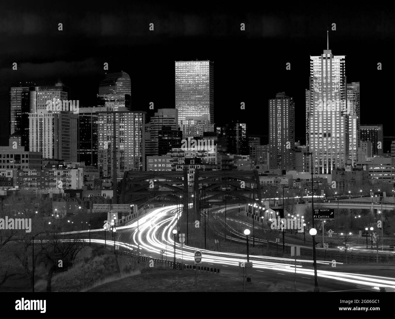 Denver Skyline e Traffic Long Exposure in bianco e nero Foto Stock