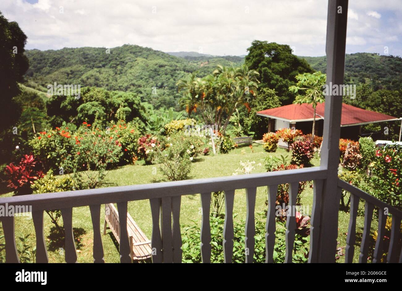 Novanta Trinidad e Tobago - Richmond Great House, pensione a conduzione familiare con piscina, in cima alla collina breezy; vista dal portico ca. anni '90 Foto Stock