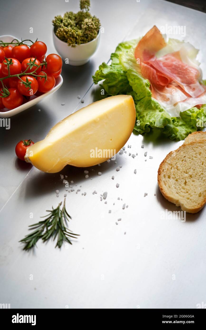 Elementi della Dieta Mediterranea su sfondo metallico, Italia, Europa Foto Stock