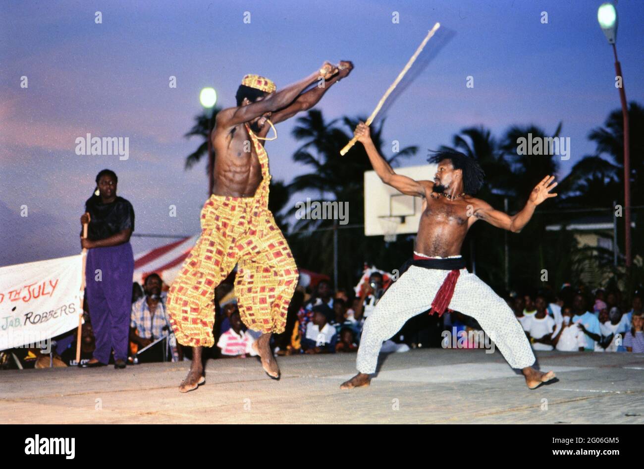 Novanta Trinidad e Tobago - Tobago Heritage Festival: Due combattenti di canna battaglia sul palco nel Carnevale Vecchio tempo ca. 1992 Foto Stock