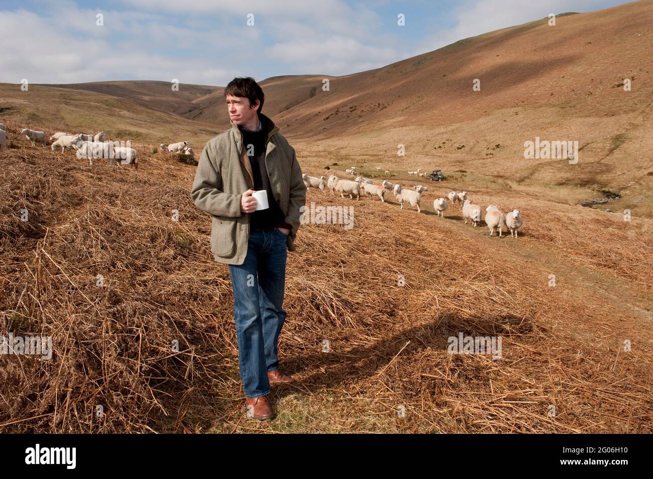 Rory Stewart, candidato parlamentare conservatore per la Penrith e la circoscrizione di confine, in visita alla fattoria di Jane Barker, durante la sua campagna elettorale generale del 2010. Dalefoot, Heltondale, Cumbria, Regno Unito. 16 Apr 2010 Foto Stock