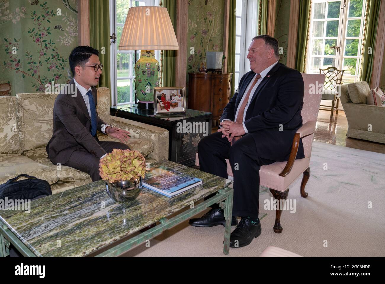 Il Segretario di Stato Michael R. Pompeo partecipa a un ritiro con il leader della democrazia di Hong Kong Nathan Law, a Londra, Regno Unito, il 21 luglio 2020 Foto Stock