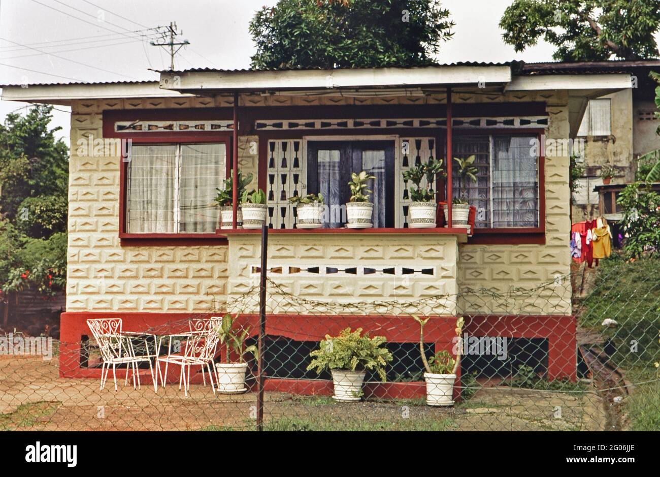 Novanta Trinidad e Tobago - Casa locale, stile tipico, fatta di blocchi di cemento ca. Fine anni '90 Foto Stock